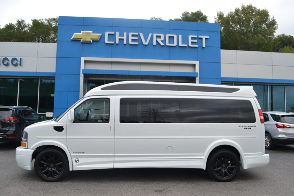 1GCWGBFGXK1346382 2019 Chevrolet Express 4X4 9 Passenger Explorer Van
